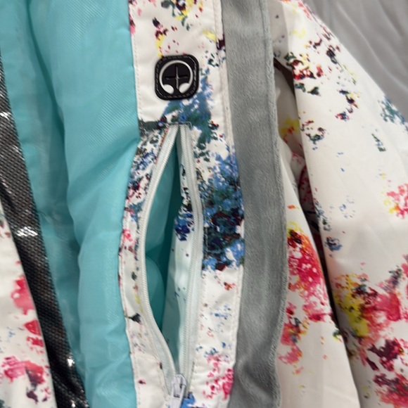 Women’s Ski Jacket with removable hood. - Picture 7 of 8